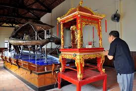 truyen thuyet ve than bien 03.jpg