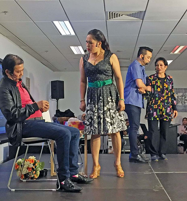 San khau ve khuya 05