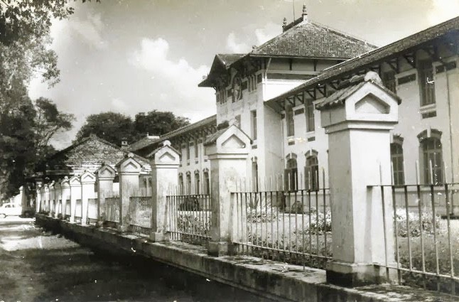 dung truoc truong Gia Long 01