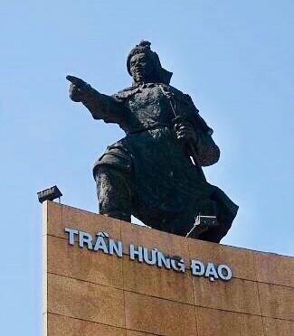 dung truoc truong Gia Long 02