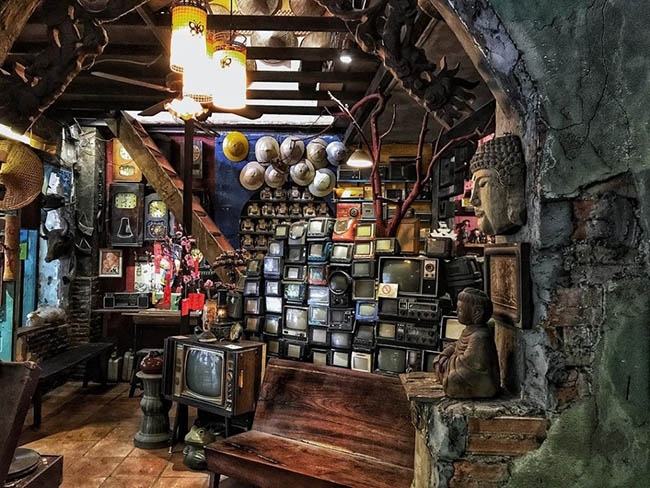 mot minh trong quan cafe