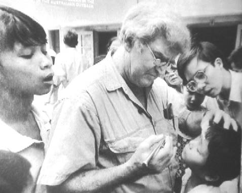 Bac si FRED HOLLOWS 01